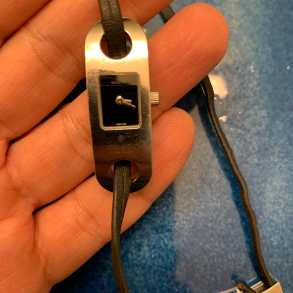 Gucci watch that has a black leather band - Picture 5 of 5